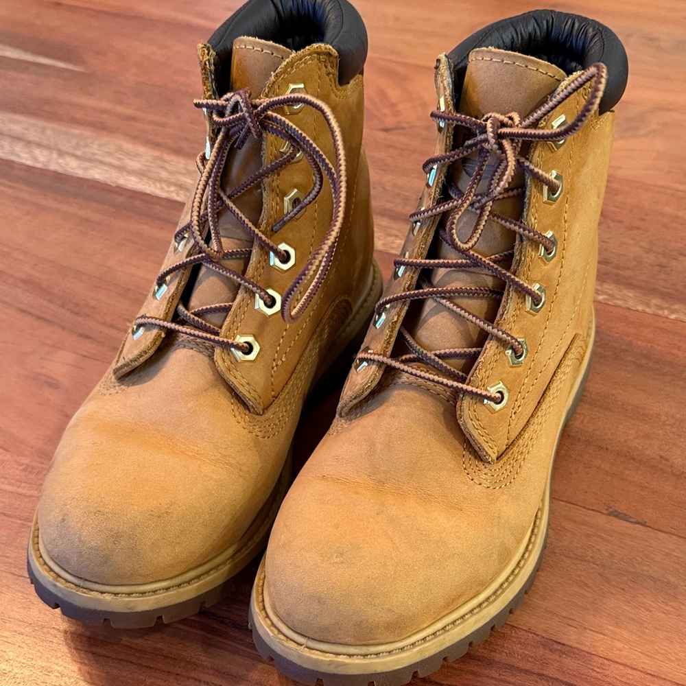 Timberland Tan Lace-Up Women’s Ankle Boots size 6